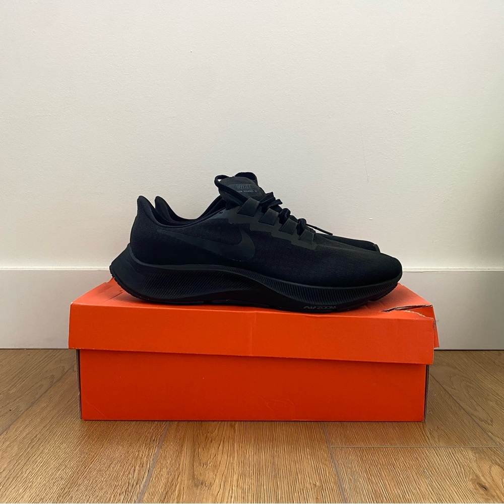 Nike Black Sneakers Modern Sporty Design